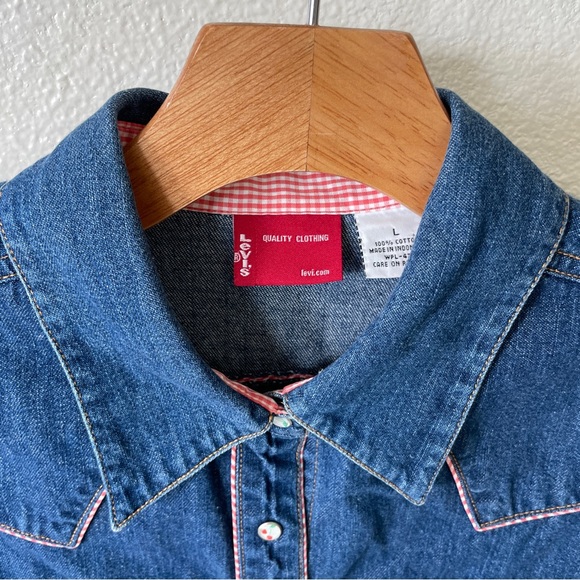 Levi’s Cherry Button Denim Raw Hem Western Short Sleeve Top Size Large - Picture 3 of 10